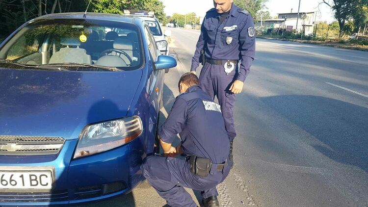 Отличиха димитровградските полицаи, помогнали на жена на околовръстното в града