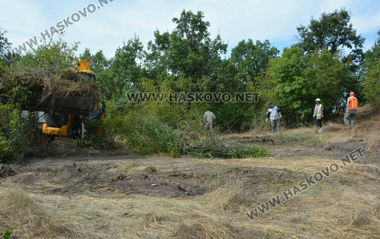 Започна разчистването на терена около гробницата край с.Текето