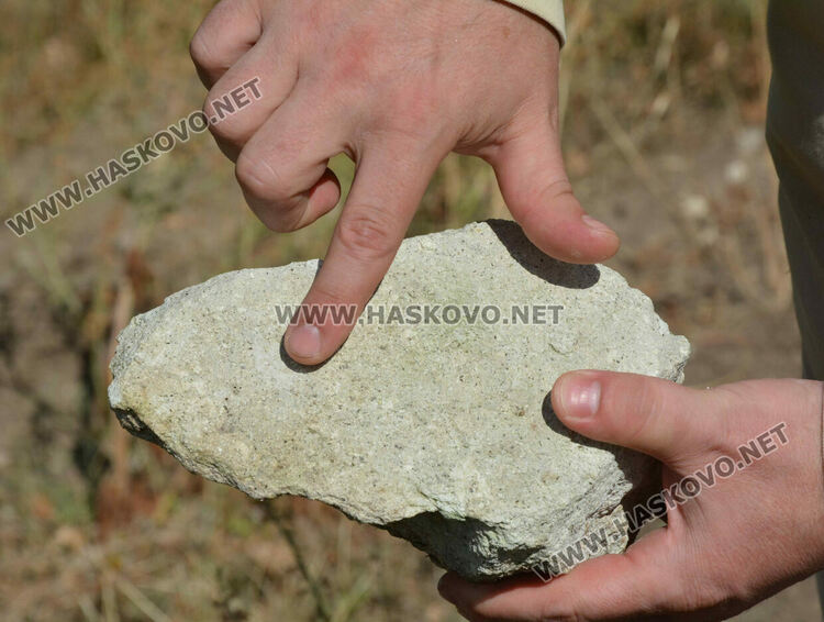 каменни блокове от туф скала със следи от обработка, извадени от вътрешността на могилата