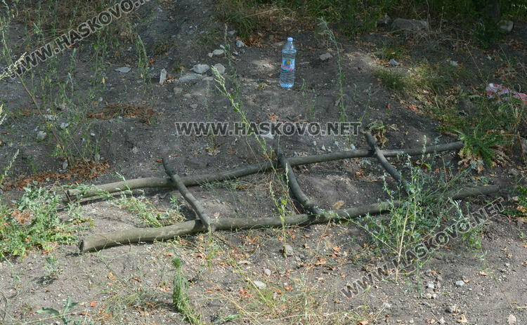 Започна разчистването на терена около гробницата край с.Текето