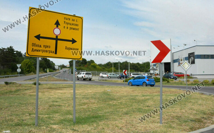 Подмяна на водопровод спря ремонт на път в Хасковско, водачите обикалят