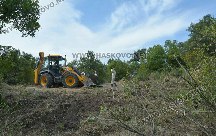 Започна разчистването на терена около гробницата край с.Текето