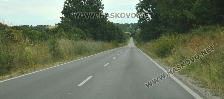 Подмяна на водопровод спря ремонт на път в Хасковско, водачите обикалят
