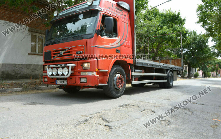 Подмяна на водопровод спря ремонт на път в Хасковско, водачите обикалят