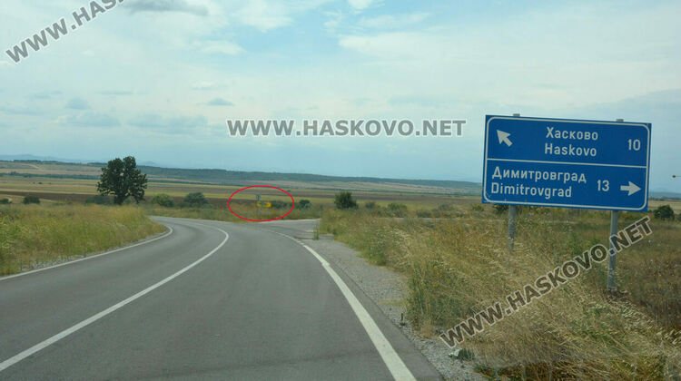 Подмяна на водопровод спря ремонт на път в Хасковско, водачите обикалят