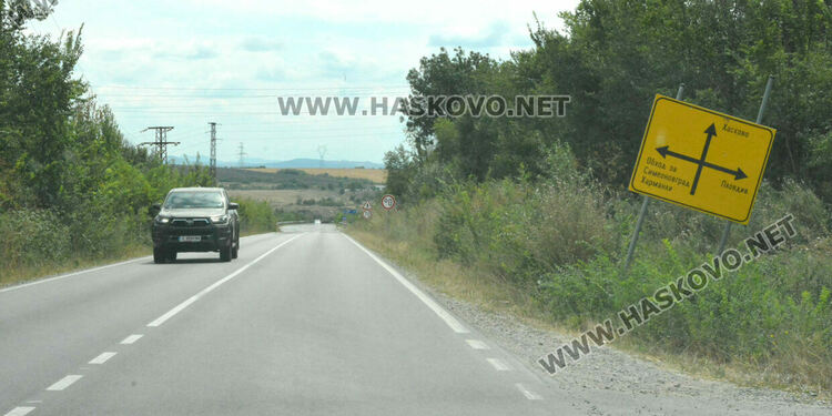 Подмяна на водопровод спря ремонт на път в Хасковско, водачите обикалят