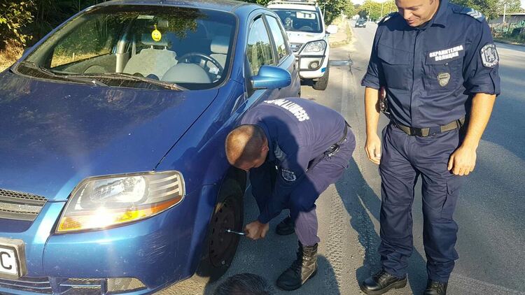 Отличиха димитровградските полицаи, помогнали на жена на околовръстното в града
