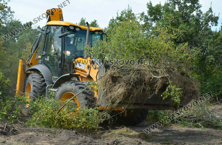 Започна разчистването на терена около гробницата край с.Текето