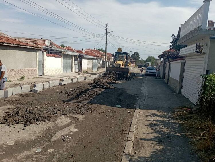 Започна ремонт на две улици във Виница