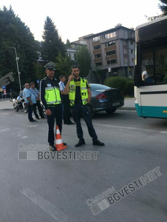 Кондукторка пострада при катастрофа между градски автобус и лека кола в Смолян