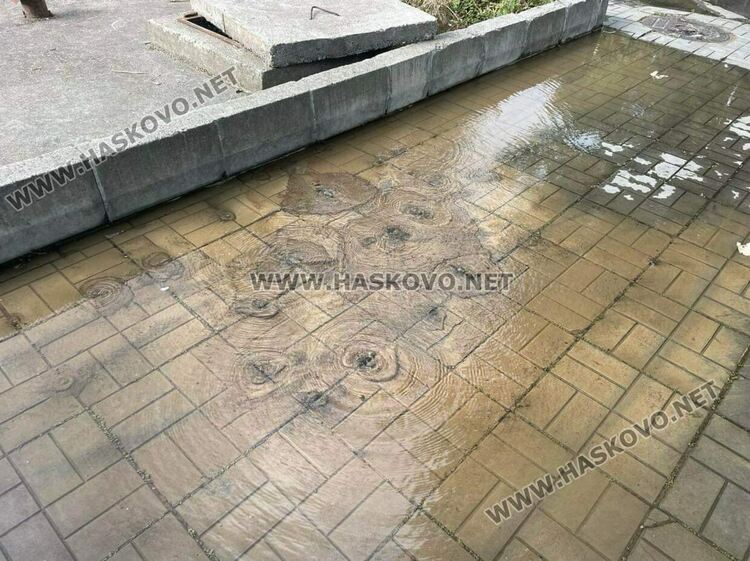 Спукана тръба наводнява булеварда пред хасковската болница