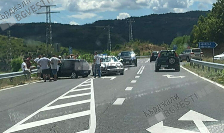 Катастрофа по обед при разклона за момчилградското село Садовица, удариха се две коли