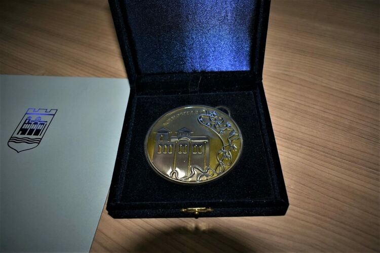 Наградиха дългогодишен служител на община Асеновград 