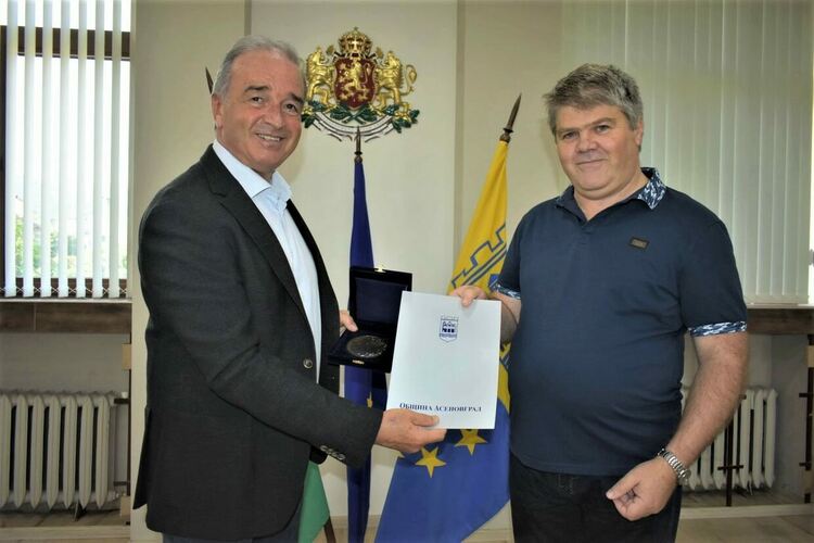 Наградиха дългогодишен служител на община Асеновград 