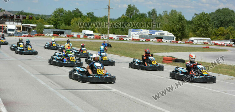 14 пилоти на старта на Картинг писта Хасково
