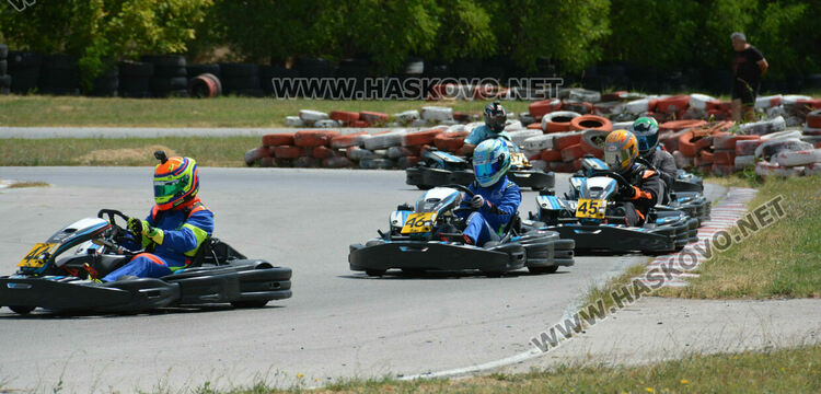 14 пилоти на старта на Картинг писта Хасково