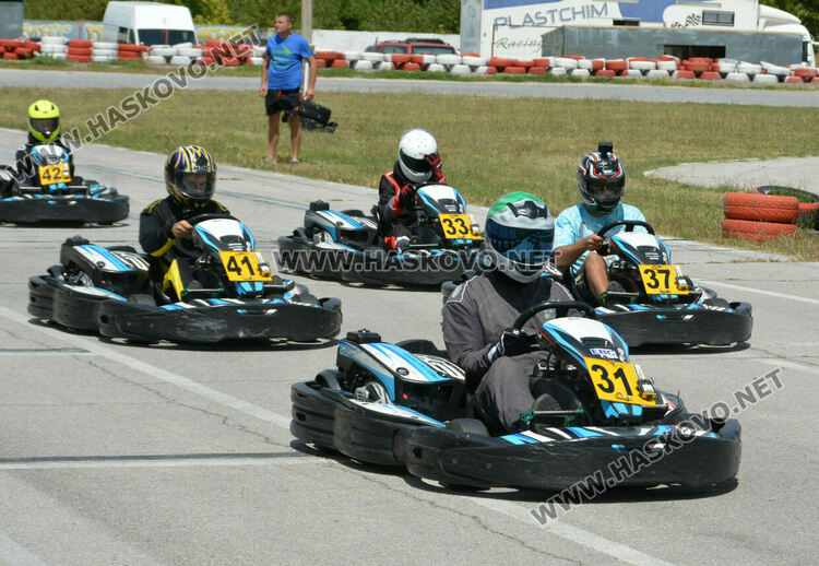 14 пилоти на старта на Картинг писта Хасково