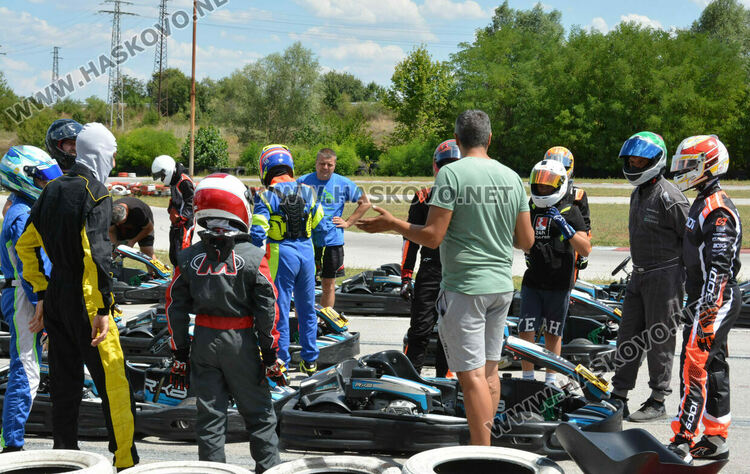 14 пилоти на старта на Картинг писта Хасково