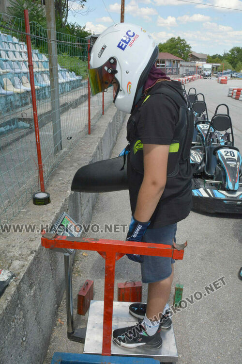 14 пилоти на старта на Картинг писта Хасково