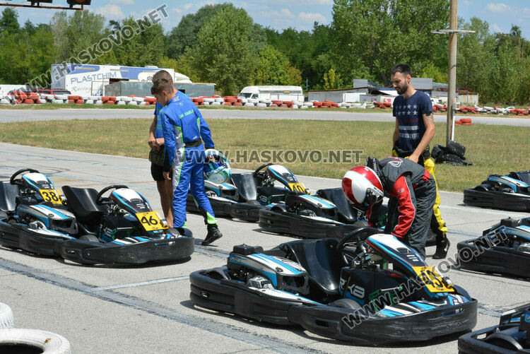 14 пилоти на старта на Картинг писта Хасково