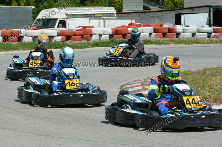 14 пилоти на старта на Картинг писта Хасково