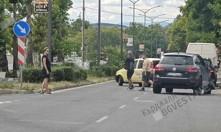 Два джипа мериха ламарини в трафика в Кърджали, румънския устоя на родния