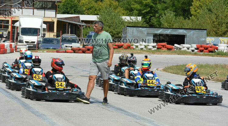 14 пилоти на старта на Картинг писта Хасково