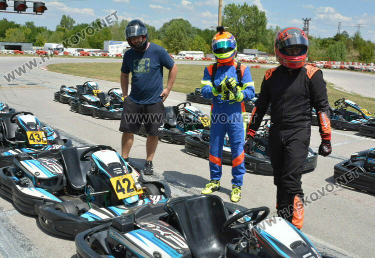 14 пилоти на старта на Картинг писта Хасково
