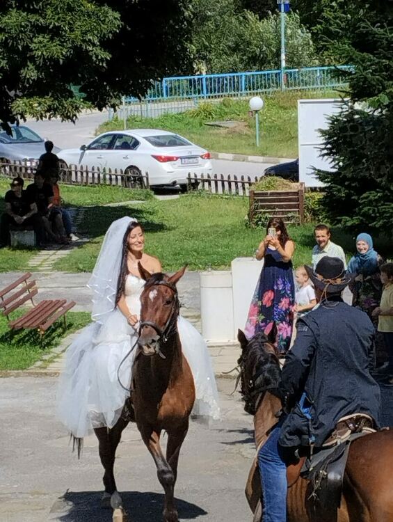 Младоженци пристигнаха на кон за сватбената си церемония в Смилян