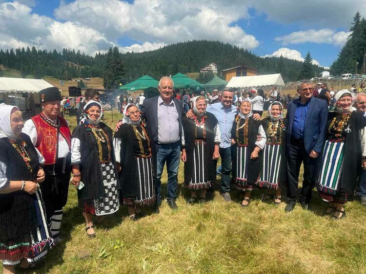 Стотици се събраха за родовия събор на "Хайдушки поляни"