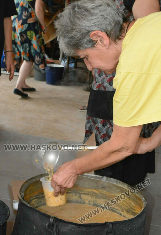 Осветиха фасула за Успение Богородично в катедралния храм на Хасково