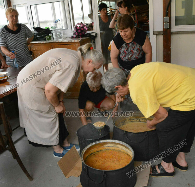 Осветиха фасула за Успение Богородично в катедралния храм на Хасково
