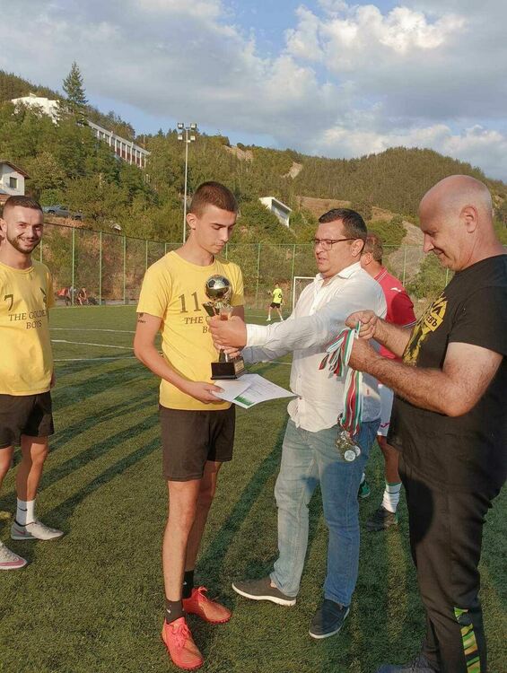 Отборът на "Ветерани" стана първи във футболният турнир посветен на Празника на Девин 