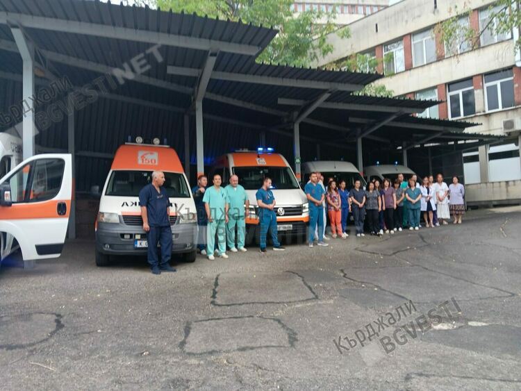 Медиците в Кърджали отбелязват днес Денят на спасението, линейките пуснаха сирени