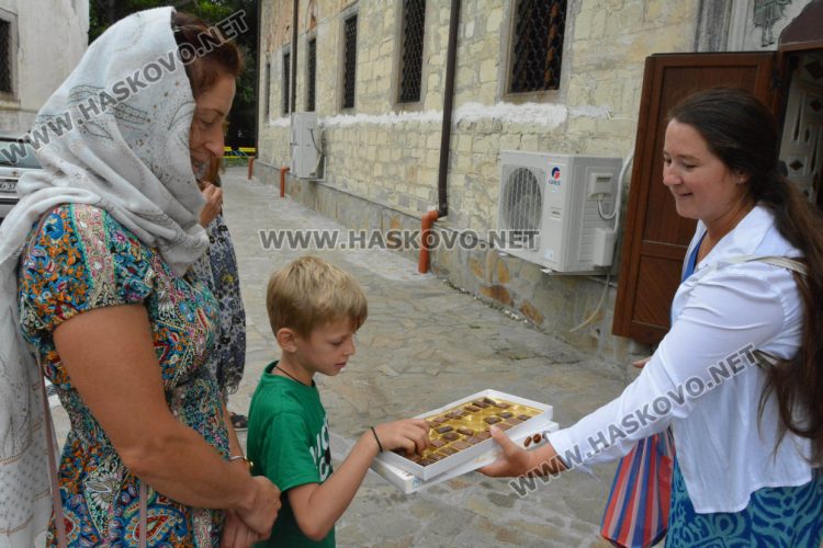 1957 души празнуват имен ден на  Голяма Богородица в община Хасково