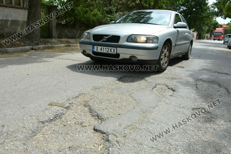 Монтират още знаци по пътя Хасково – Симеоновград заради спрения ремонт преди 1 г. и 3 м.
