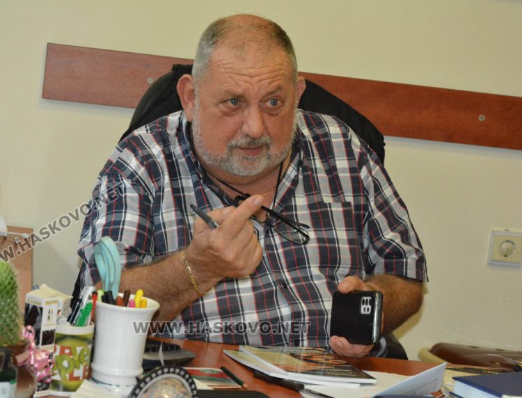 Александър Милушев показва какъв размер риба е необходим за добрата рибена чорба