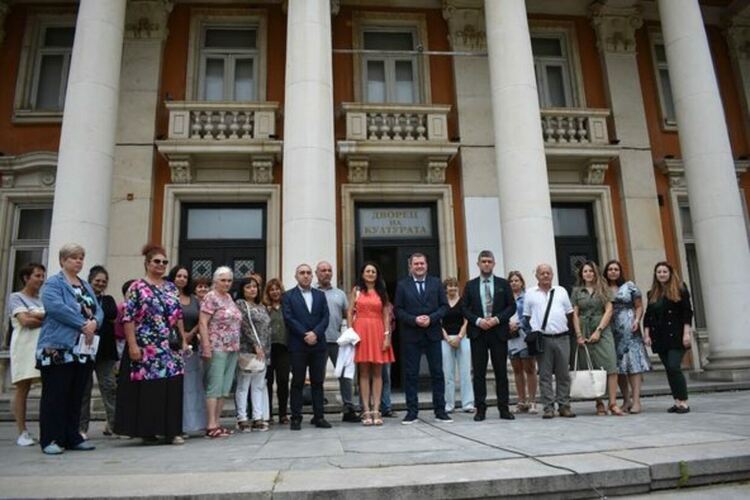 Официално стартираха дейностите по обновяването на сградата на Двореца на културата