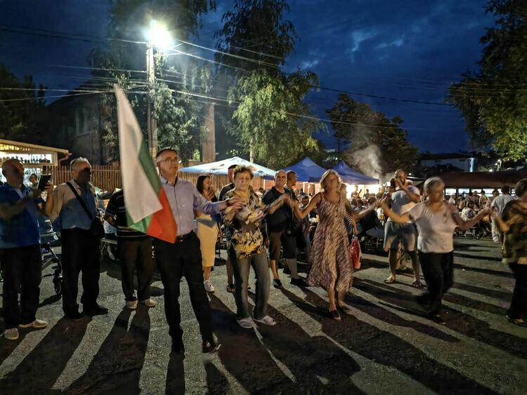 Над 300 души се хванаха на хорото на събора в кв."Гледка"