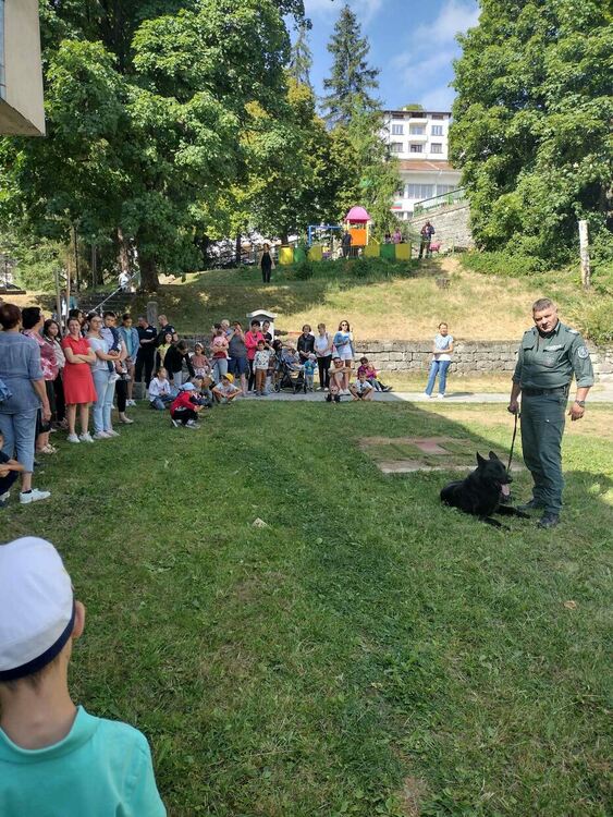 Четирикракият полицай Лари предизвика фурор сред децата в Момчиловци