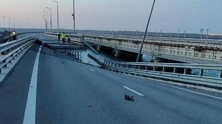 CNN публикува видеозапис на удара с украински дрон Sea Baby по Кримския мост