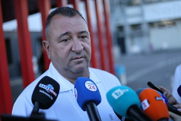 Ранената при стрелбата срещу Алексей Петров е интубирана и в тежко състояние