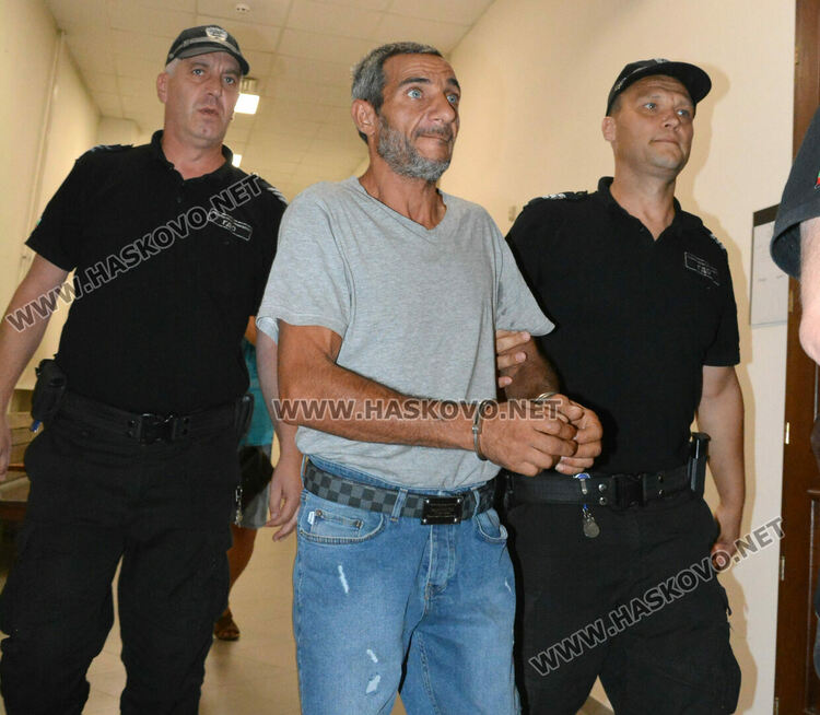 Оставиха в ареста мъж, ранил с нож жена си и я заплашил с убийство пред детето им