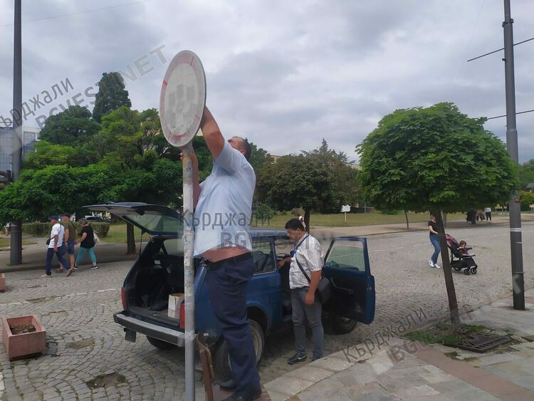 Сменят пътни знаци в Кърджали, увредени от футболни фенове