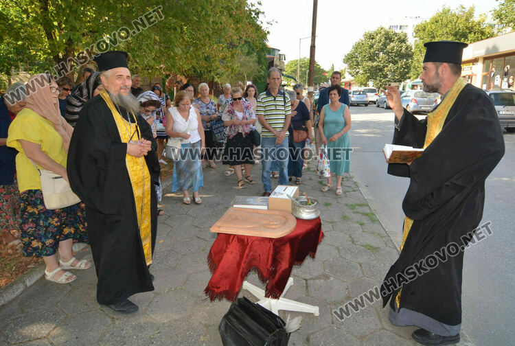 С водосвет и акатист пред новостроящата се в Хасково църква беше отбелязано успението на св. Иван Рилски Чудотворец