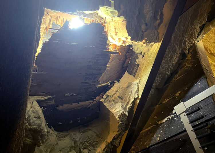 Голям леден къс падна от небето и разби къща в Масачузетс