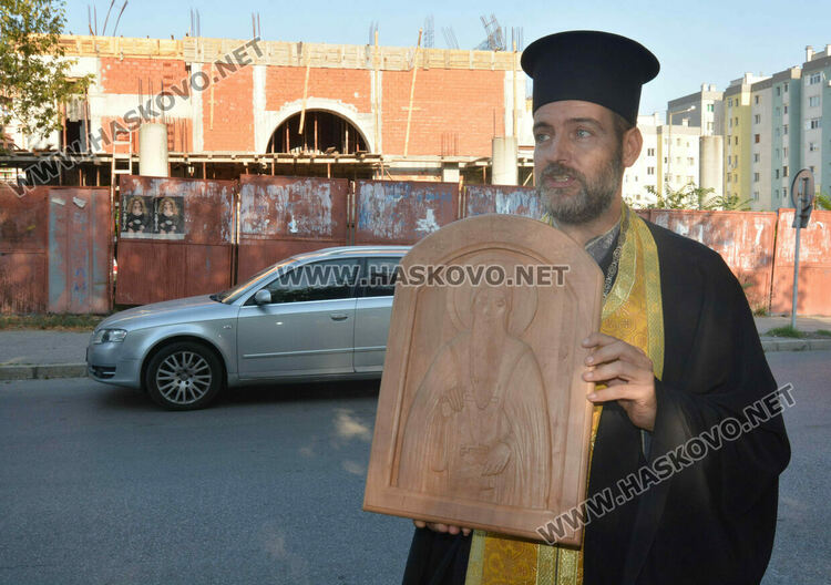 С водосвет и акатист пред новостроящата се в Хасково църква беше отбелязано успението на св. Иван Рилски Чудотворец