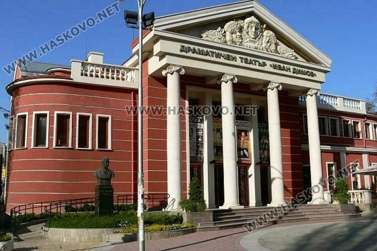 Търсят майстор в театъра за построяване на декори и монтажници на фотоволтаици