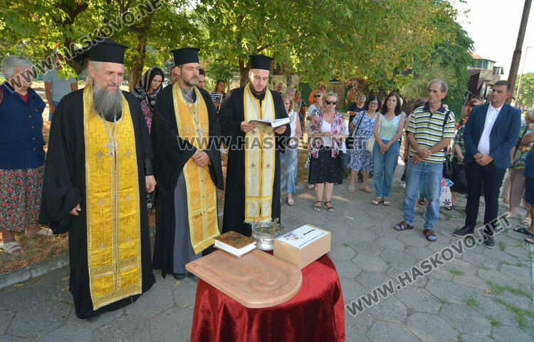 С водосвет и акатист пред новостроящата се в Хасково църква беше отбелязано успението на св. Иван Рилски Чудотворец