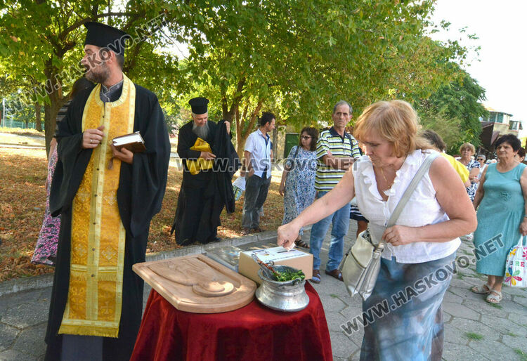 С водосвет и акатист пред новостроящата се в Хасково църква беше отбелязано успението на св. Иван Рилски Чудотворец